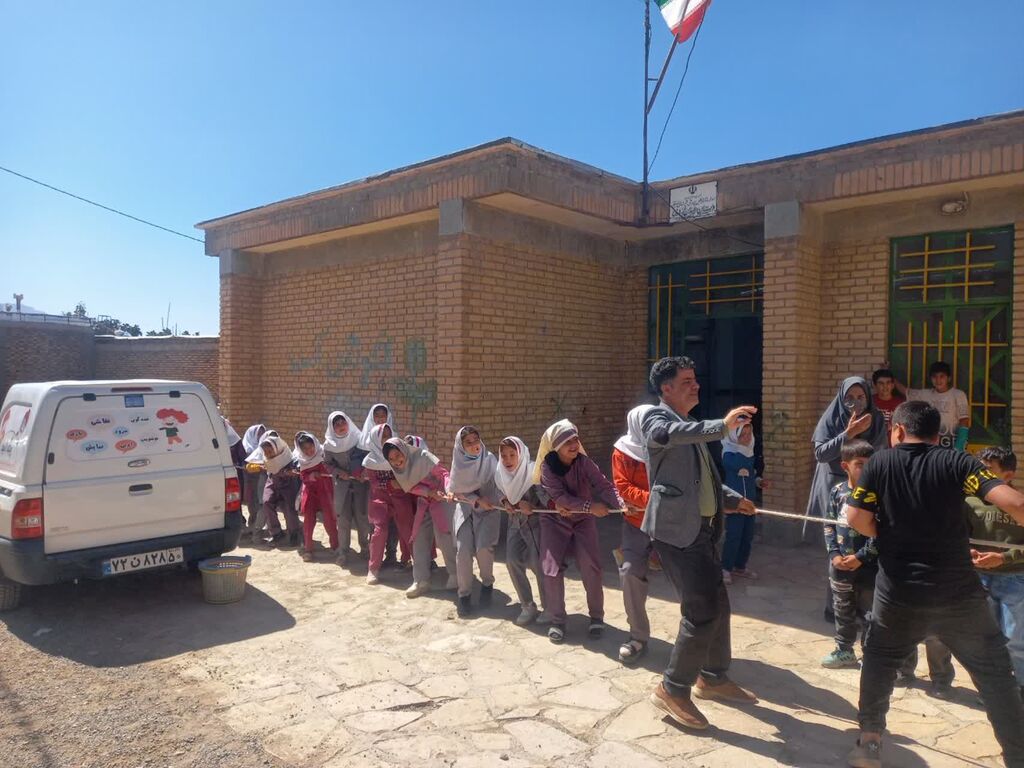 1344807-1 پیک امید مرکز سنقر، سفیر کانون در روستای قلعه فرهاد خان