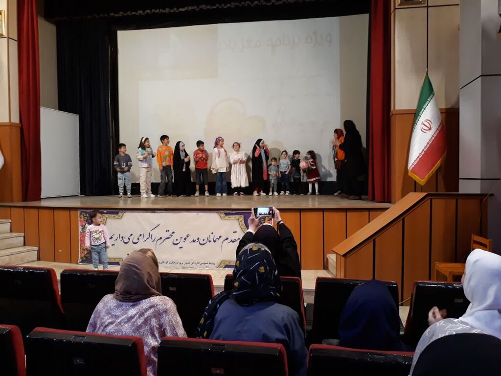 1344861-1 حضور کودکان و پدربزرگ، مادربزرگهای البرزی در جشن«مغز بادوم»