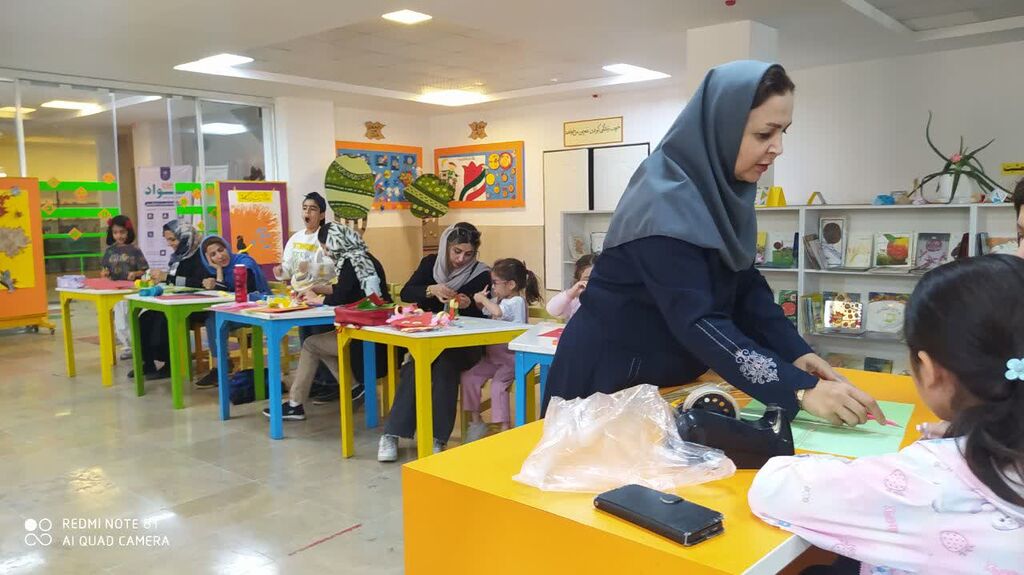 1344865-1 پنجشنبههای مادر- فرزندی در مراکز کانون البرز با ساخت بادبادک