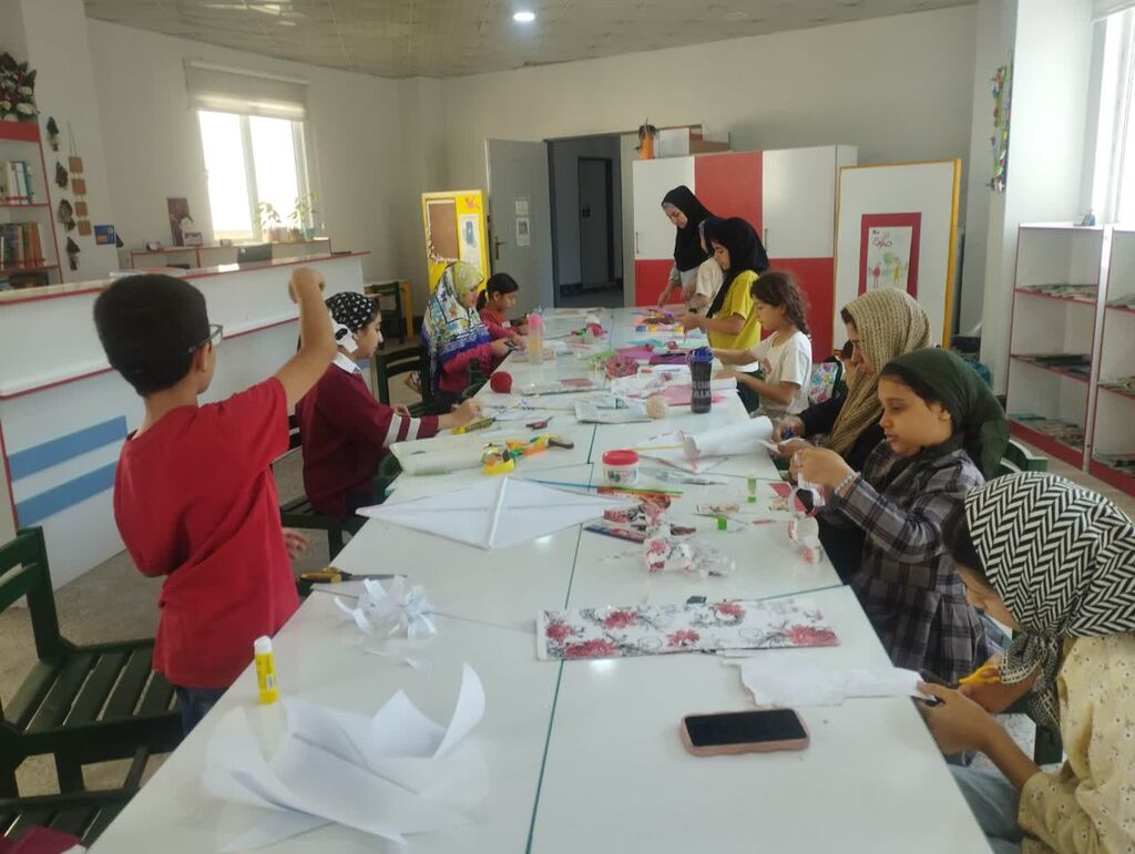 1344867-1 پنجشنبههای مادر- فرزندی در مراکز کانون البرز با ساخت بادبادک