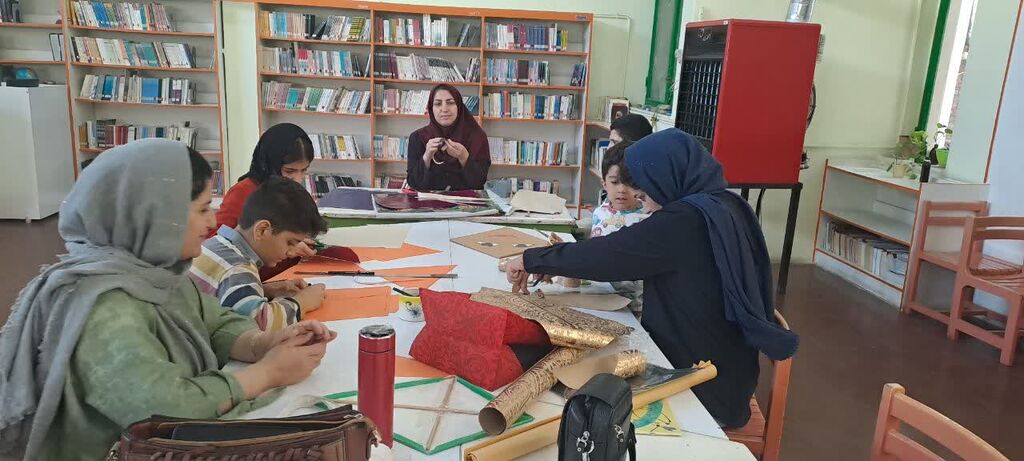 1344868-1 پنجشنبههای مادر- فرزندی در مراکز کانون البرز با ساخت بادبادک