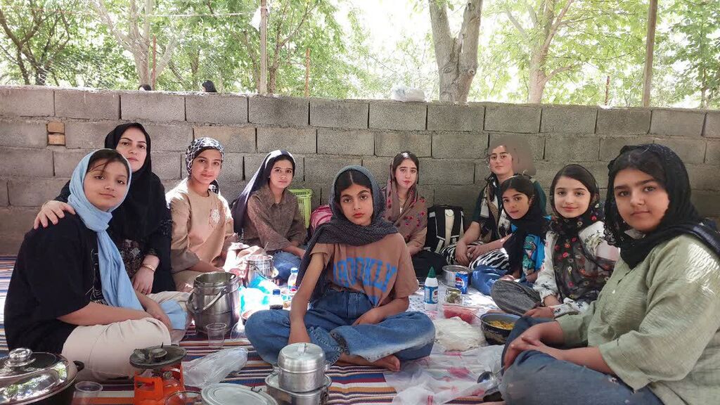 1344885-1 مرکز جوانرود اعضای فعال خود را به اردوی «باغ بهشت بابا» برد