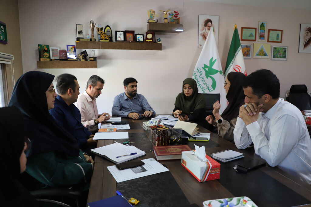 1344963-1 نشست بررسی شیوهنامه بیست و هفتمین جشنواره بین المللی قصهگویی در کانون استان قزوین