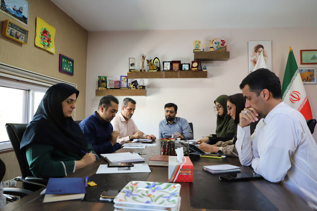 1344965-1 نشست بررسی شیوهنامه بیست و هفتمین جشنواره بین المللی قصهگویی در کانون استان قزوین