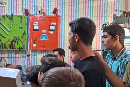 اعضای پسر مرکز کنگاور با دنیای سیم‌پیچی آشنا شدند