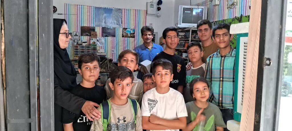 1344984-1 اعضای پسر مرکز کنگاور با دنیای سیمپیچی آشنا شدند