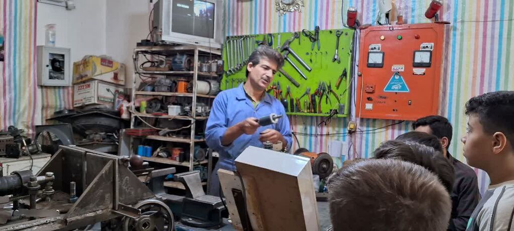 1344985-1 اعضای پسر مرکز کنگاور با دنیای سیمپیچی آشنا شدند