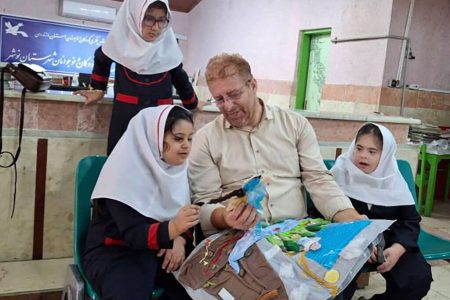 نمایشگاه کتاب‌های حسی‌لمسی ویژه کودکان با نیازهای ویژه در نوشهر برگزار شد