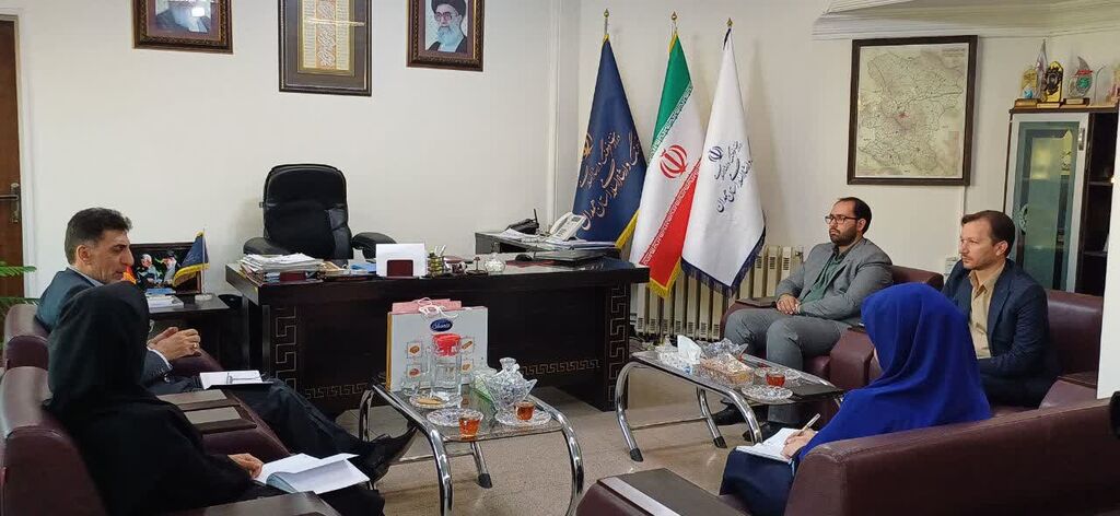 1345291-3 دیدار سرپرست کانون با مدیرکل ارشاد همدان در آستانه هفته ملی کودک