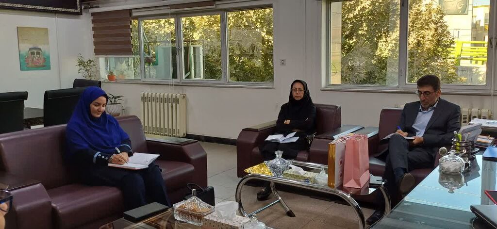 1345295-1 دیدار سرپرست کانون با مدیرکل ارشاد همدان در آستانه هفته ملی کودک