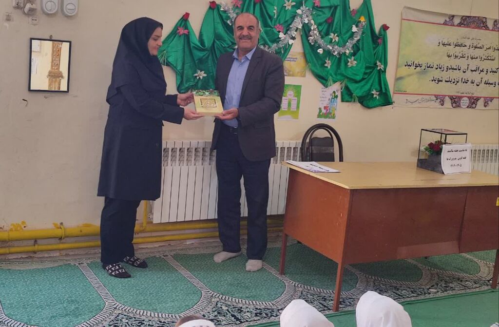 1345330-1 تجلیل از مقام سالمند و قصهگویی پدربزرگها در هرسین