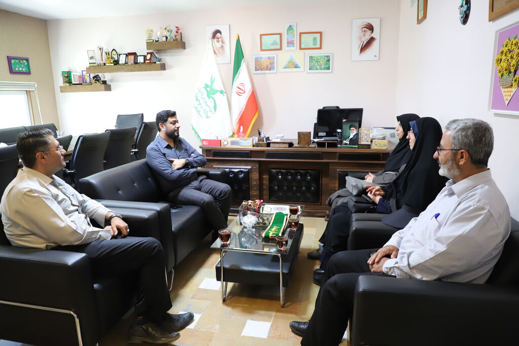 1345428-1 دیدار مدیر خادمیاران شهدای استان با مدیرکل کانون استان قزوین