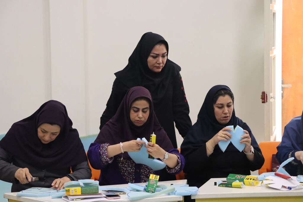 عروسک ها در کارگاه عروسک‌سازی استان تهران جان گرفتند