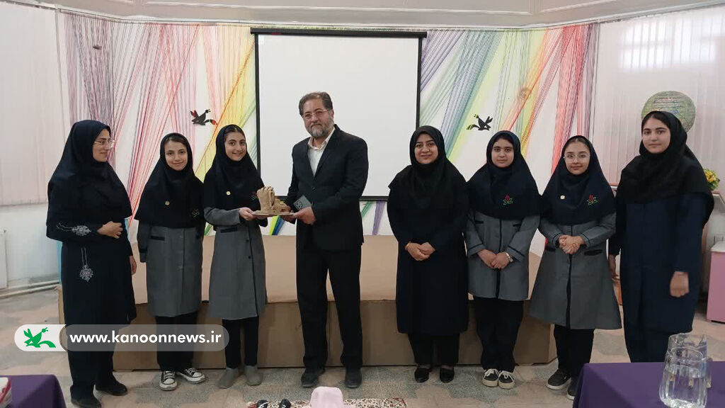 نشست دختران کنش‌گر اردکانی با شهردار برگزار شد