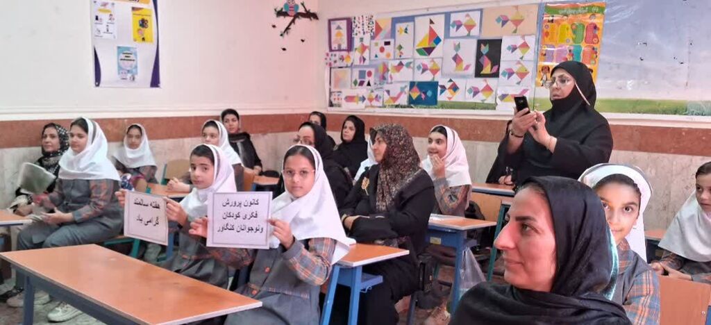 1345851-1 شکُفتن «رُز مهربانی» در کنگاور با پیوند نسلها در آیین تجلیل از سالمندان