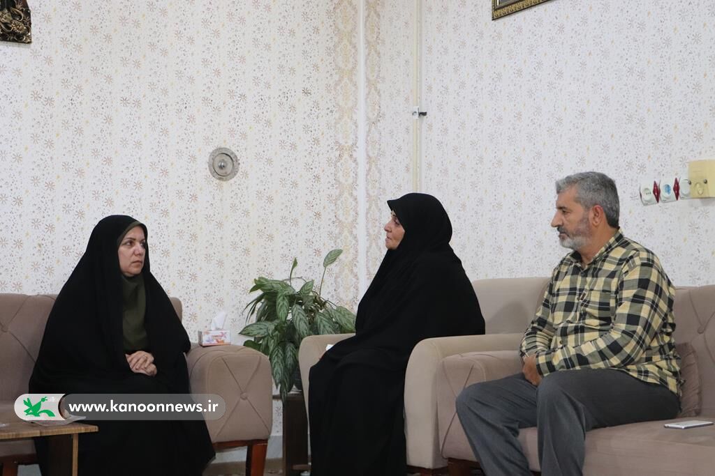 1345956-1 مدیرکل کانون استان گلستان با خانواده شهید نیازمند دیدار کرد
