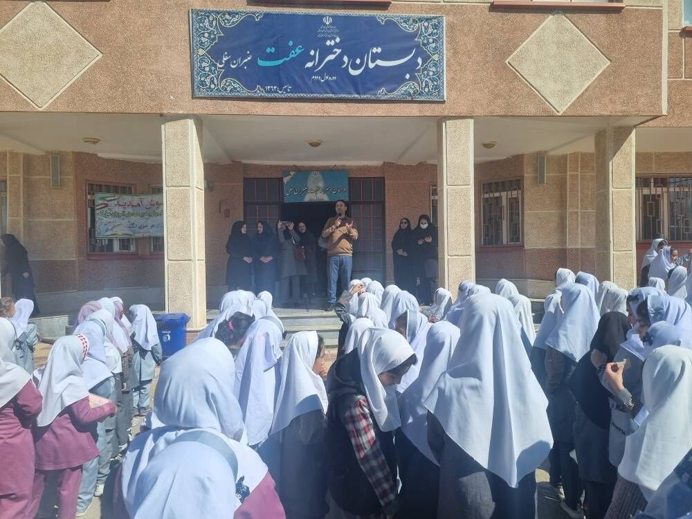 1346286-1 کاروان «پیک امید» کانون اردبیل با برگزاری جشن قصه و کودک میهمان دانشآموزان شهر عنبران شد