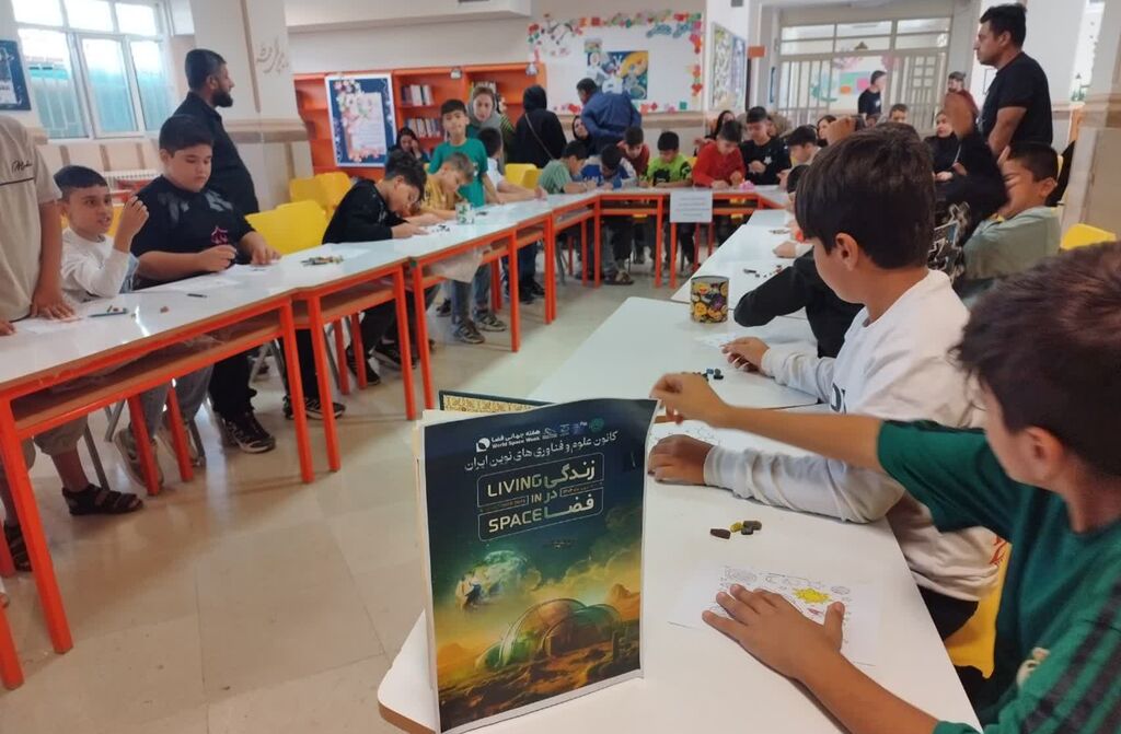 1346755-1 کارگاه هفته جهانی فضا در مرکز شماره ۱۳ کرمانشاه با حضور اعضا و والدین