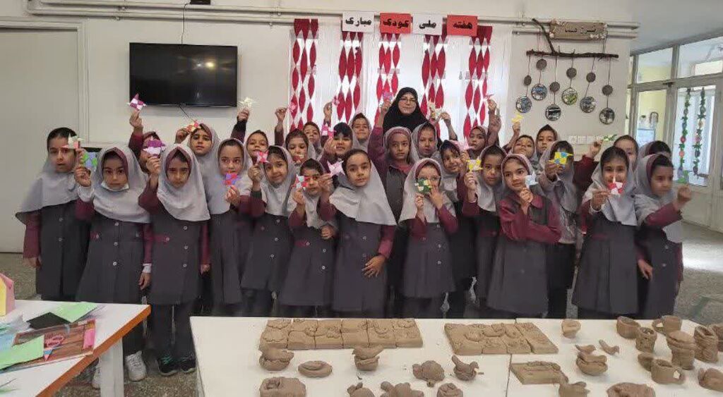 نواختن زنگ هفته ملی کودک در دبستان زینبیه شهرستان رزن