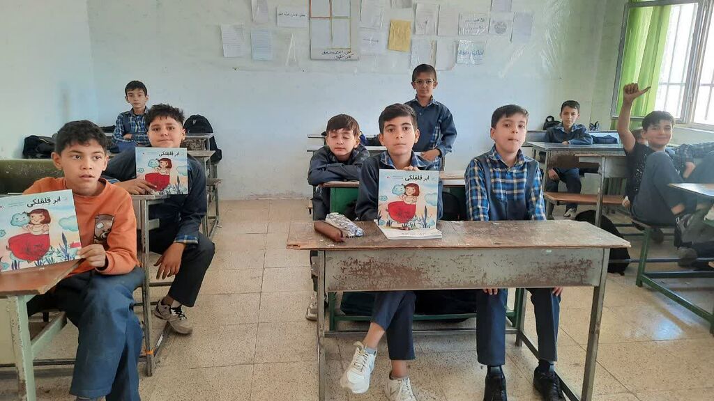 نواختن زنگ هفته ملی کودک در دبستان زینبیه شهرستان رزن