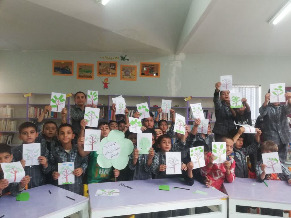 نواختن زنگ هفته ملی کودک در دبستان زینبیه شهرستان رزن