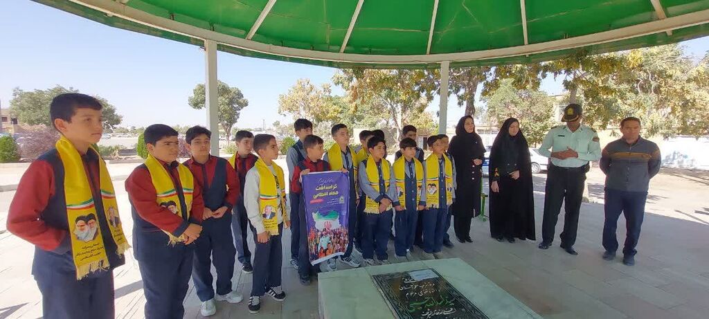 نواختن زنگ هفته ملی کودک در دبستان زینبیه شهرستان رزن