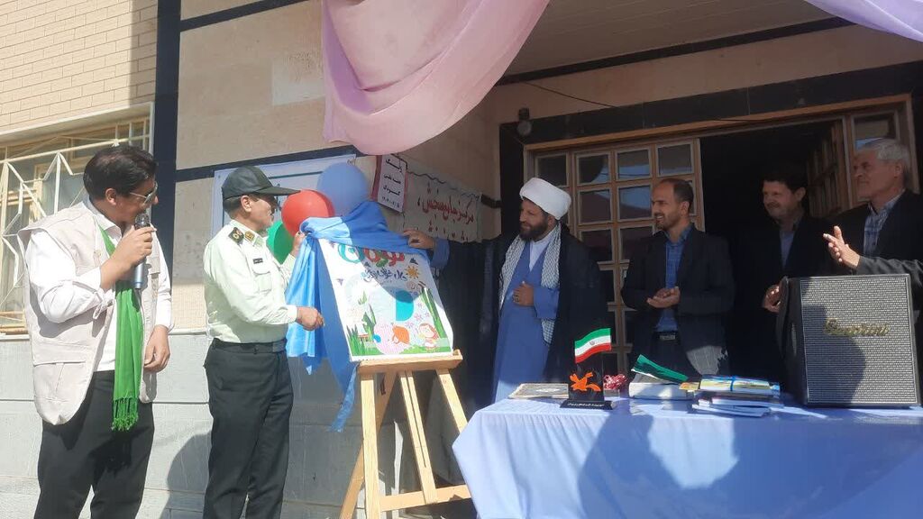 نواختن زنگ هفته ملی کودک در دبستان زینبیه شهرستان رزن