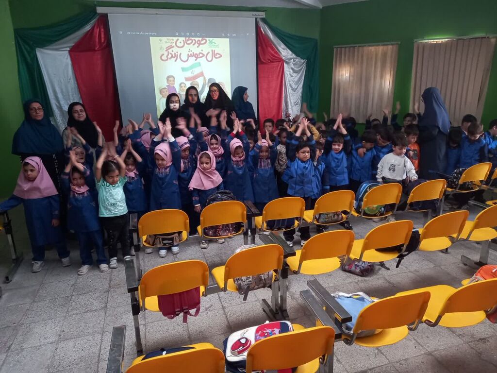 نواختن زنگ هفته ملی کودک در دبستان زینبیه شهرستان رزن