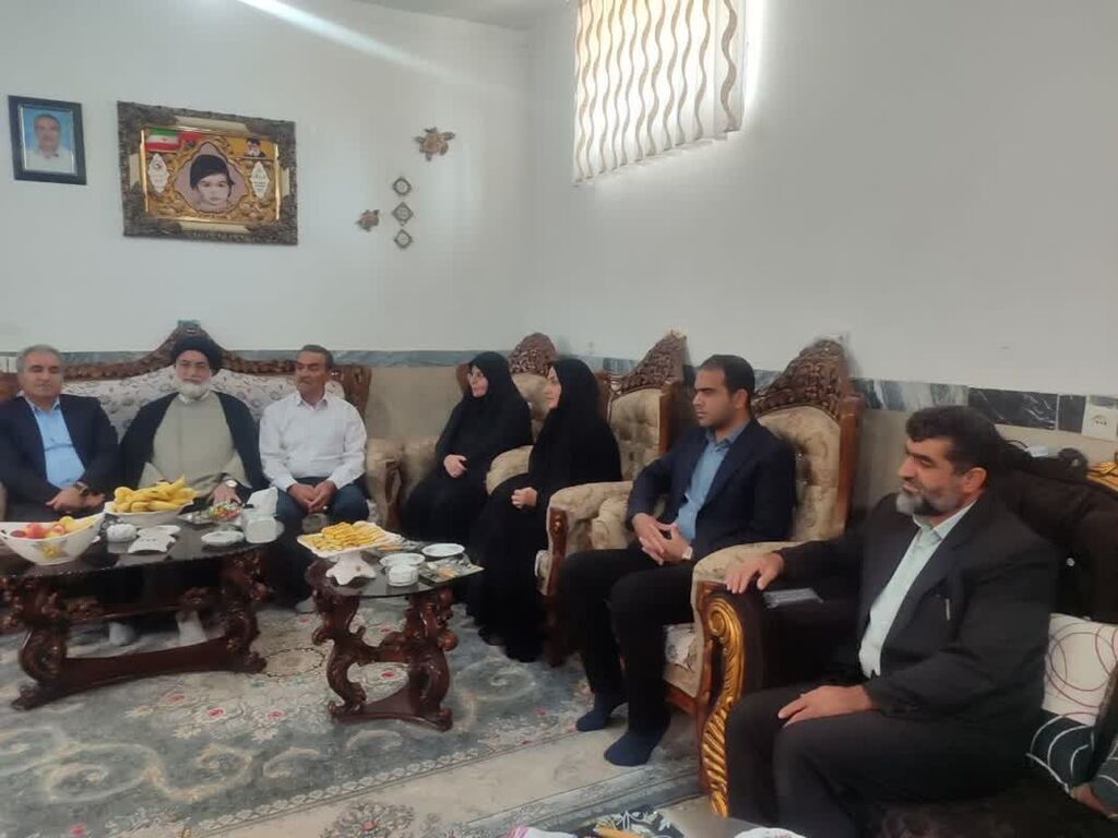 1347010-1 دیدار مدیرکل کانون پرورش فکری ایلام با خانواده شهید کودک در آغاز هفته ملی کودک