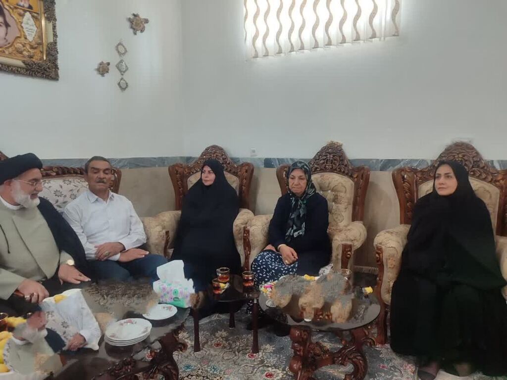 1347011-1 دیدار مدیرکل کانون پرورش فکری ایلام با خانواده شهید کودک در آغاز هفته ملی کودک