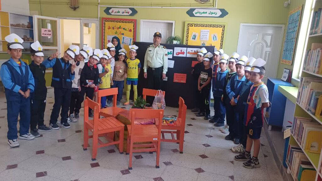 نواختن زنگ هفته ملی کودک در دبستان زینبیه شهرستان رزن