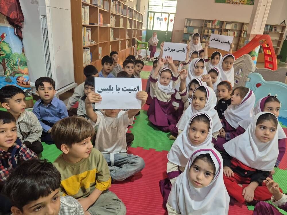 1347461-1 برنامههای هفته ناجا در مراکز فرهنگی هنری لنده و یاسوج با شعار «پلیس مهربان، امنیت با پلیس» برگزار شد