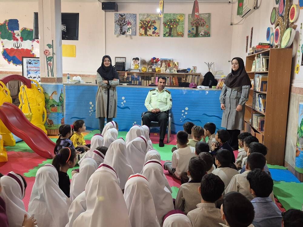 1347462-1 برنامههای هفته ناجا در مراکز فرهنگی هنری لنده و یاسوج با شعار «پلیس مهربان، امنیت با پلیس» برگزار شد