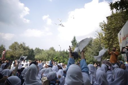 باپرواز کبوتران صلح در آسمان ساری؛ جشن هفته ملی کودک برگزار شد