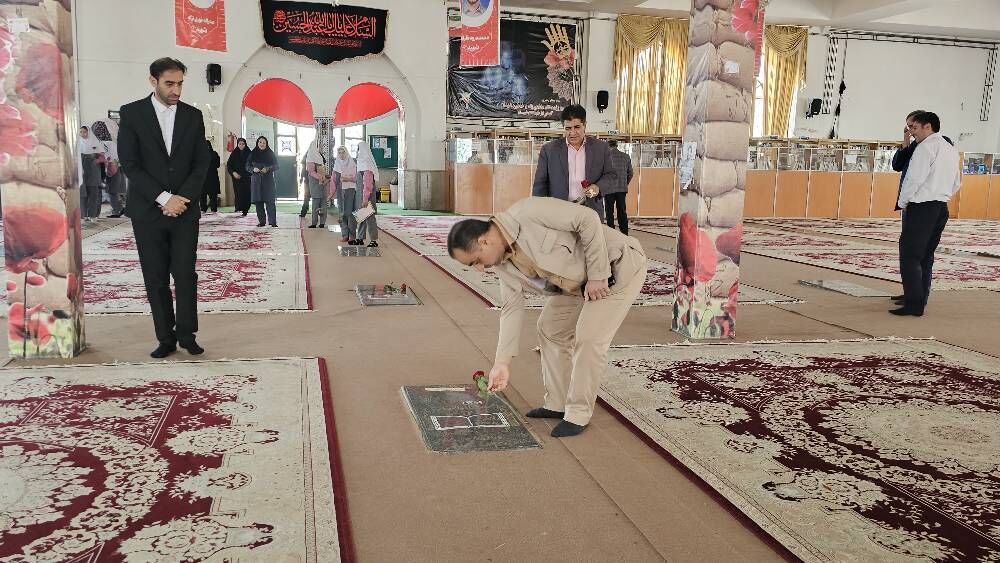 ادای احترام کودکان و نوجوانان کهگیلویه و بویراحمد به مقام شامخ شهدا