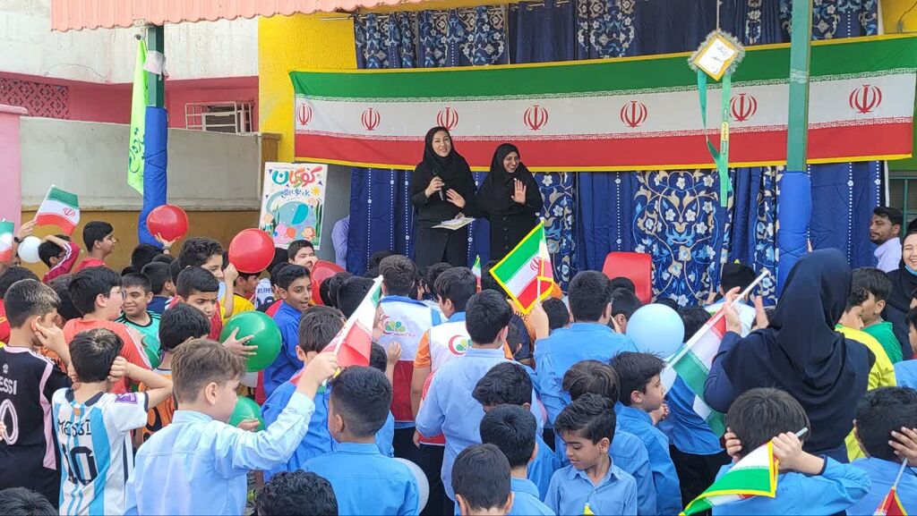 1348010-1 زنگ هفته ملی کودک در مدرسه شهید میلان صابر نواخته شد