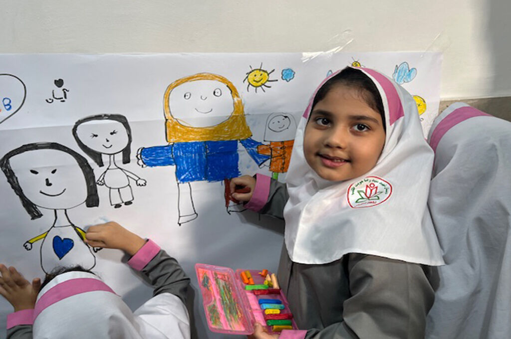 1348036-1 کارگاه نقاشیِ امنیت، با دستان کودک و نگاه مادر