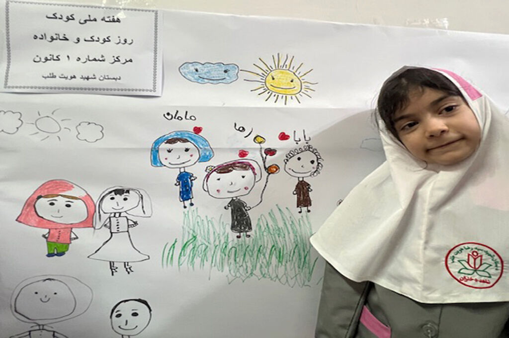 1348037-1 کارگاه نقاشیِ امنیت، با دستان کودک و نگاه مادر