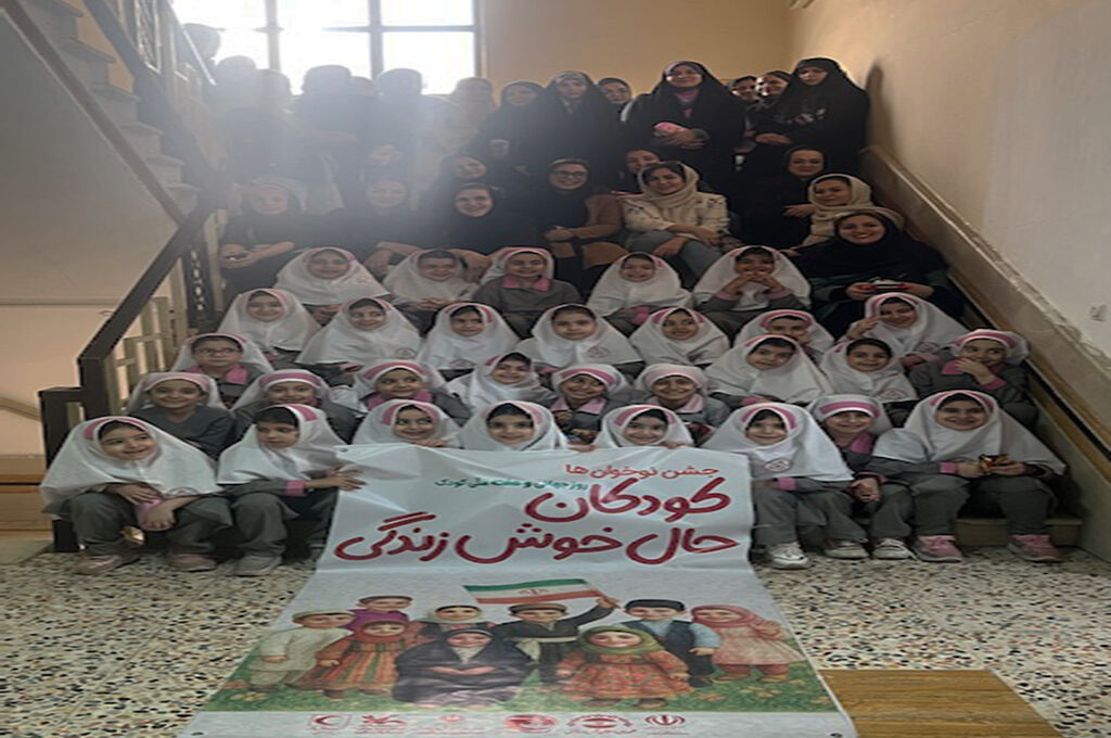 1348039-1 کارگاه نقاشیِ امنیت، با دستان کودک و نگاه مادر