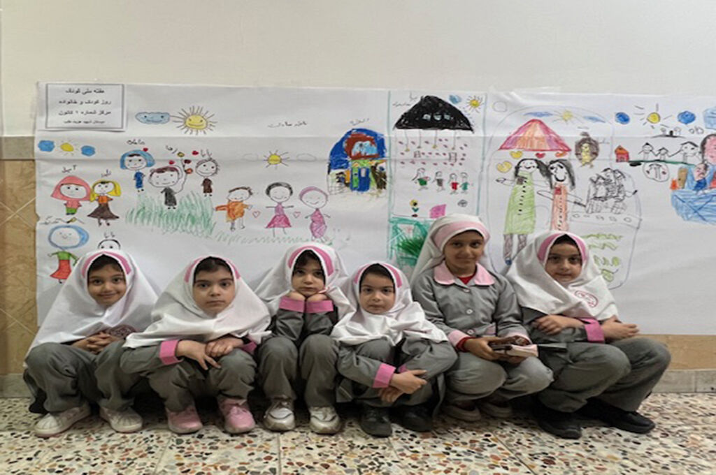 1348040-1 کارگاه نقاشیِ امنیت، با دستان کودک و نگاه مادر