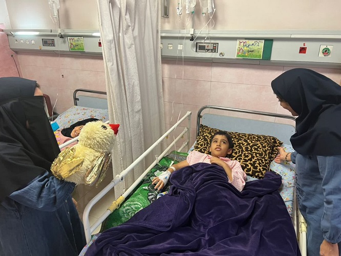 1348267-1 روز کودک و قصه همزمان با روز جهانی کودک در بیمارستان کودکان امام حسین(ع) اصفهان
