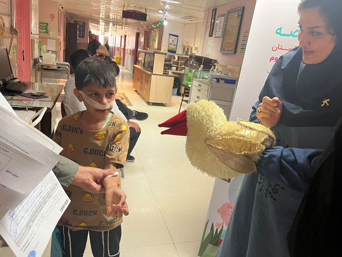 1348268-1 روز کودک و قصه همزمان با روز جهانی کودک در بیمارستان کودکان امام حسین(ع) اصفهان