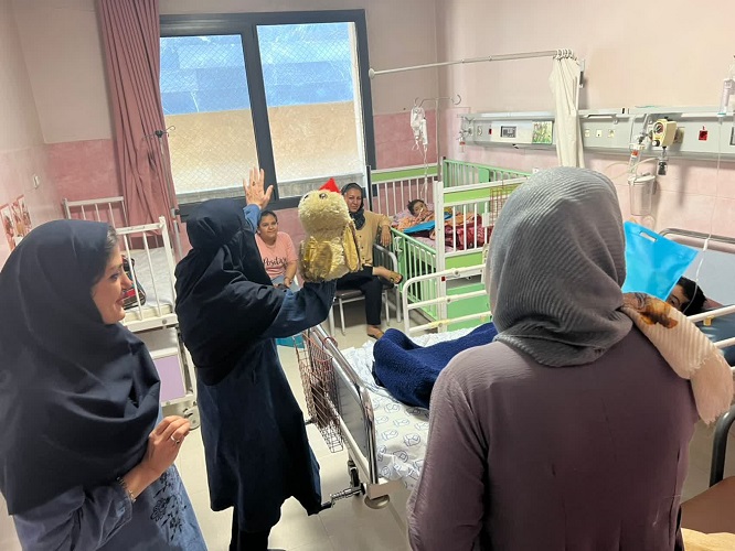 1348269-1 روز کودک و قصه همزمان با روز جهانی کودک در بیمارستان کودکان امام حسین(ع) اصفهان