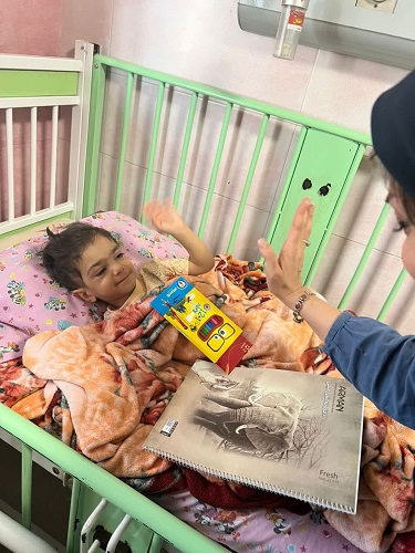 1348275-1 روز کودک و قصه همزمان با روز جهانی کودک در بیمارستان کودکان امام حسین(ع) اصفهان