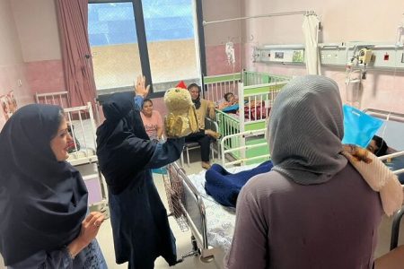 روز کودک و قصه هم‌زمان با روز جهانی کودک در بیمارستان کودکان امام حسین(ع) اصفهان