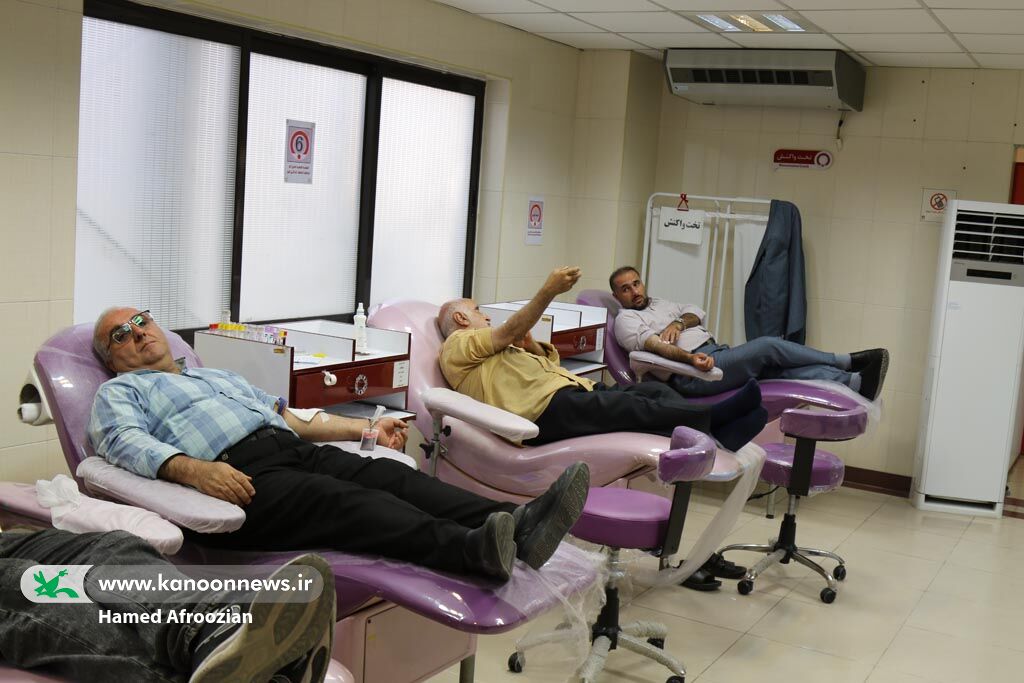 1348465-1 کارکنان کانون پرورش فکری مازندران با اهدای خون، روز جهانی کودک را گرامی داشتند