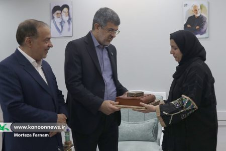 استاندار یزد مادر شهیدان کودک جنگ تحمیلی ۱۲ روزه را تکریم کرد