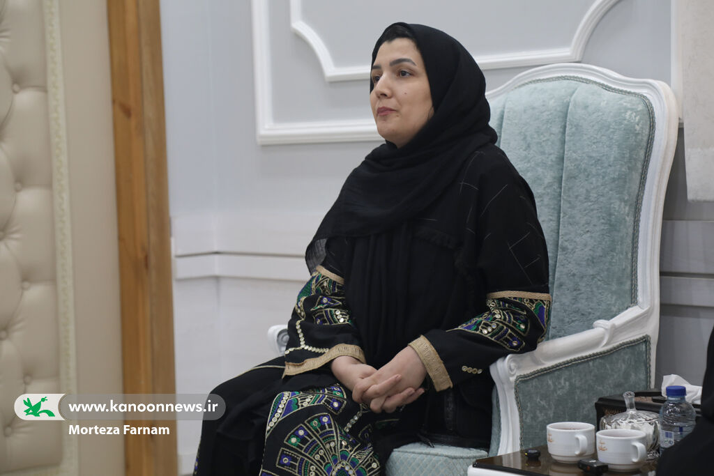 1348573-1 استاندار یزد مادر شهیدان کودک جنگ تحمیلی ۱۲ روزه را تکریم کرد