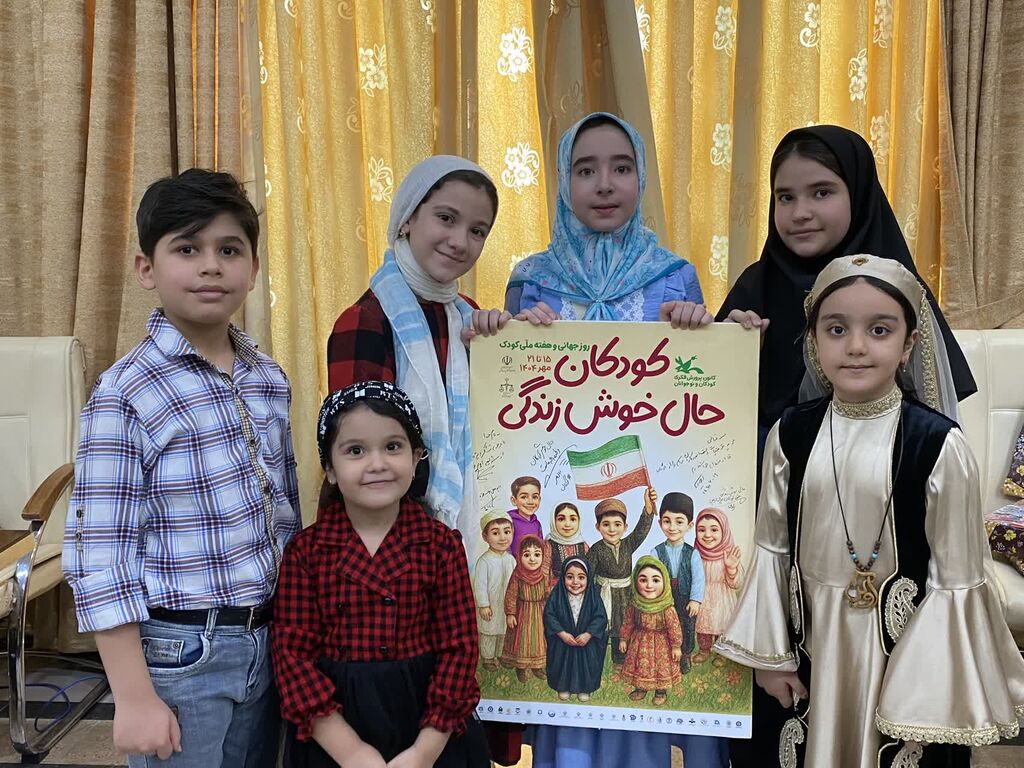 1348706-1 رونمایی از پوستر هفته ملی کودک در استانداری همدان