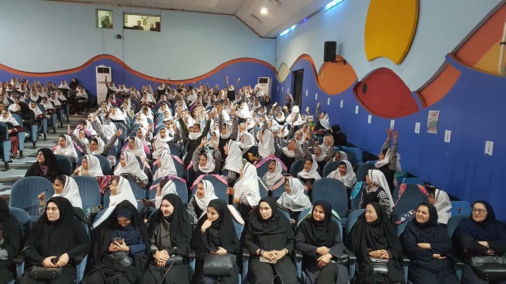 1348719-1 جشن پُر شور هفته ملی کودک در کانون کرمانشاه